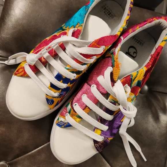 Embroidered Shoes - Picture 4 of 4